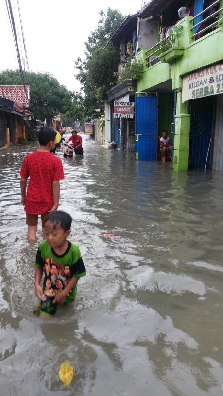 lilamilala's tweet photo. 9.59 Jl.Stm walang jaya kec.koja jak-ut.. lumayan motor pada mogok yg melewati jalur ini.. #edisipriukkebanjiran http://t.co/nAaXHuvoqm