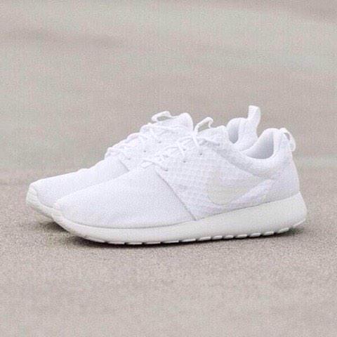 dopecIxthing's tweet photo. Whiteout Roshes ⚪️ http://t.co/dIgf3JbF2W