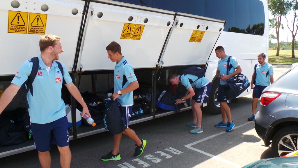 Arnie with his <a href="/ArthurGalanAG/">Arthur Galan</a> suit leads the team as they board the bus for Gosford this afternoon! #SydneyIsSkyBlue