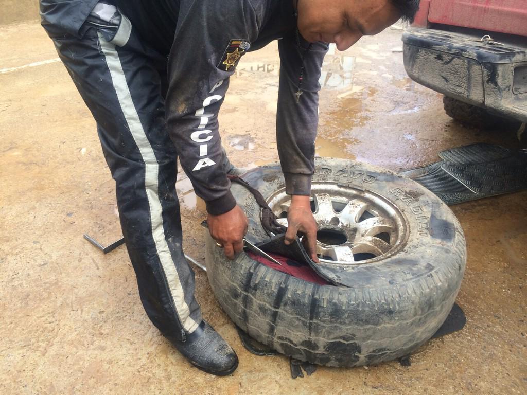 PoliciaEcuador's tweet photo. Personal #DistCalvas #SZLoja detiene ciudadano por transportar ilegalmente combustible camuflado en fundas y canecas http://t.co/FLeHwFIiOn