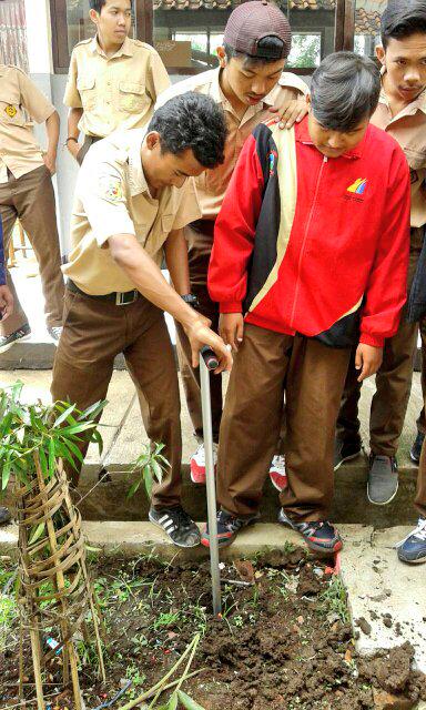 SMAN15GRT's tweet photo. ☺ "@sobat_ipb52: Pembuatan Biopori di @SMAN15GRT slh satu inovasi IPB mengatasi banjir @ipbofficial @infogarut http://t.co/xRY8qoV4zP"