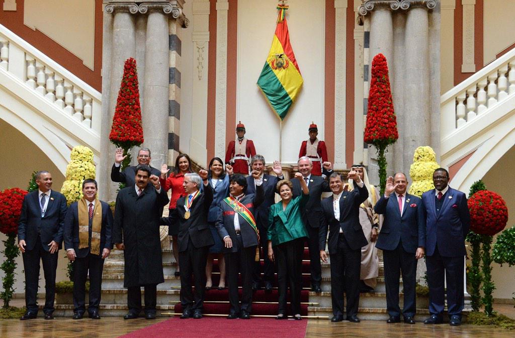 DavilaTorrez's tweet photo. Presidentes y Jefes de Estado puño en alto, junto a #Evo y #Alvaro, Palacio de Gobierno.
Foto: Noah Friedman-Rudovsky http://t.co/FFgw1ttkpJ