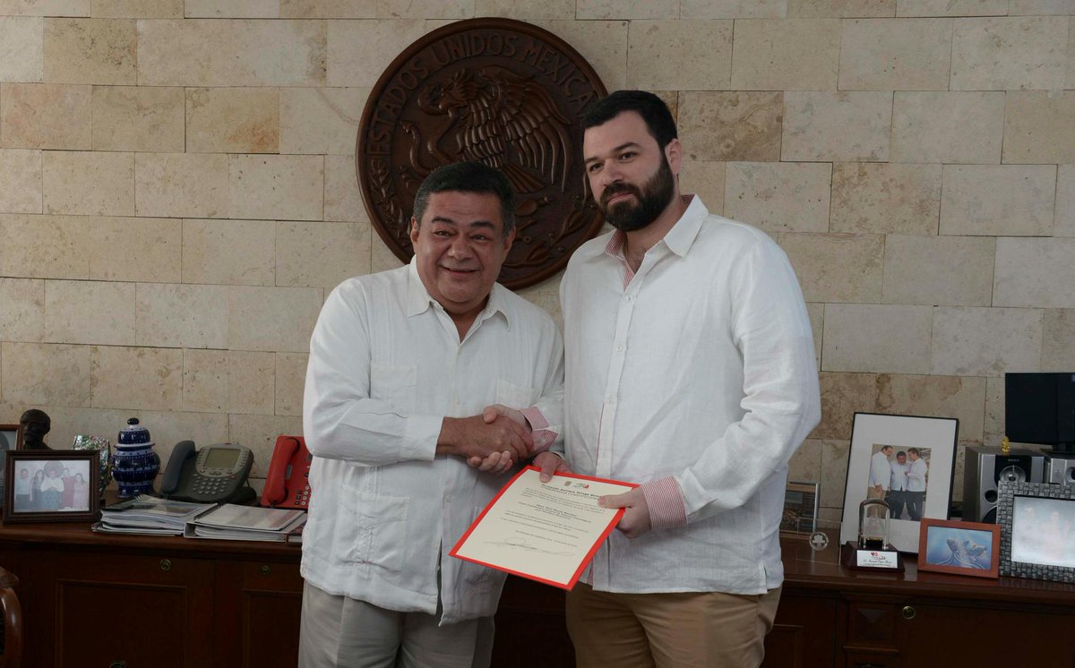 ferortegab's tweet photo. “@laRepublica_p: http://t.co/SeN9OO1uWB Nombran a nuevo titular de @SEDESORE y
al Enlace Gobierno del Estado-Pemex  http://t.co/knMh53QlCr”