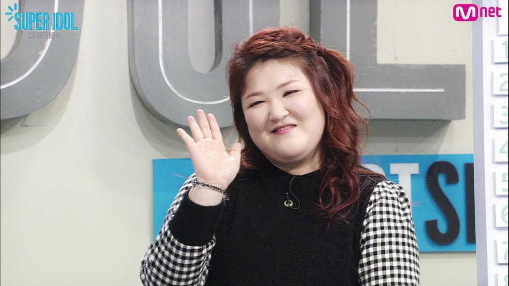 [#슈퍼아이돌차트쇼] 해외 스케줄로 잠시 자리를 비운 #성종 을 위해 의리의 대세녀가 떴다!! BIG재미 뽱뽱! 굽주쓰 #이국주 와 함께하는 아이돌 Back To The 90's! 잠시후 오후6시! #Mnet