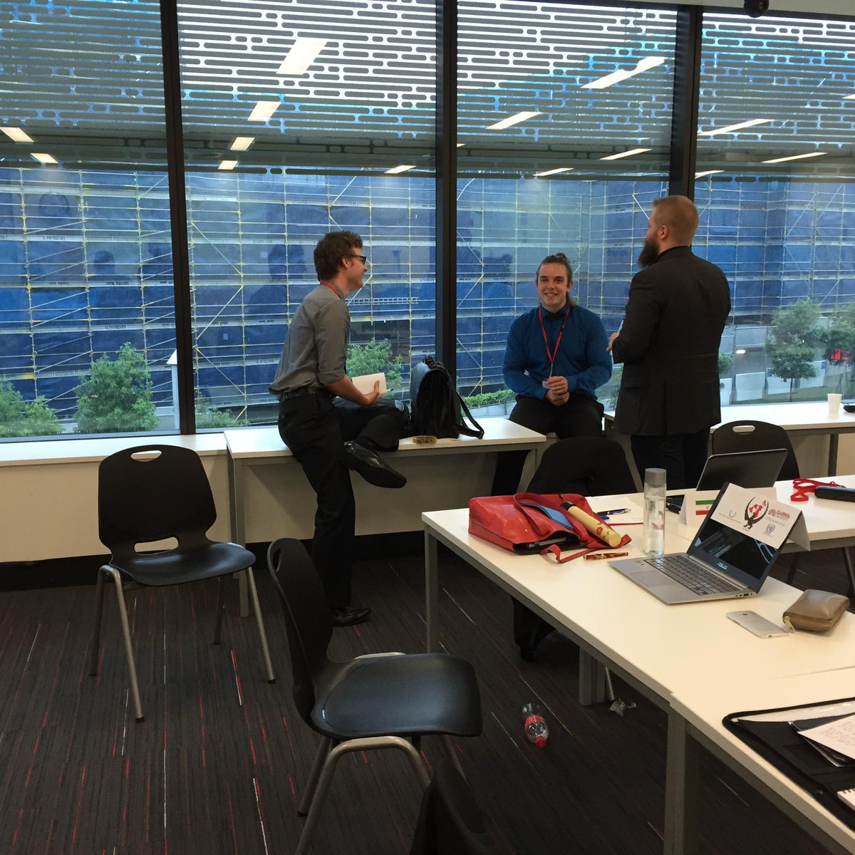 GriffMUN's tweet image. #TasteMagazineGriffMUN Russia, China and North Korea discussing how to decorate cupcakes #6GA #foodshortages