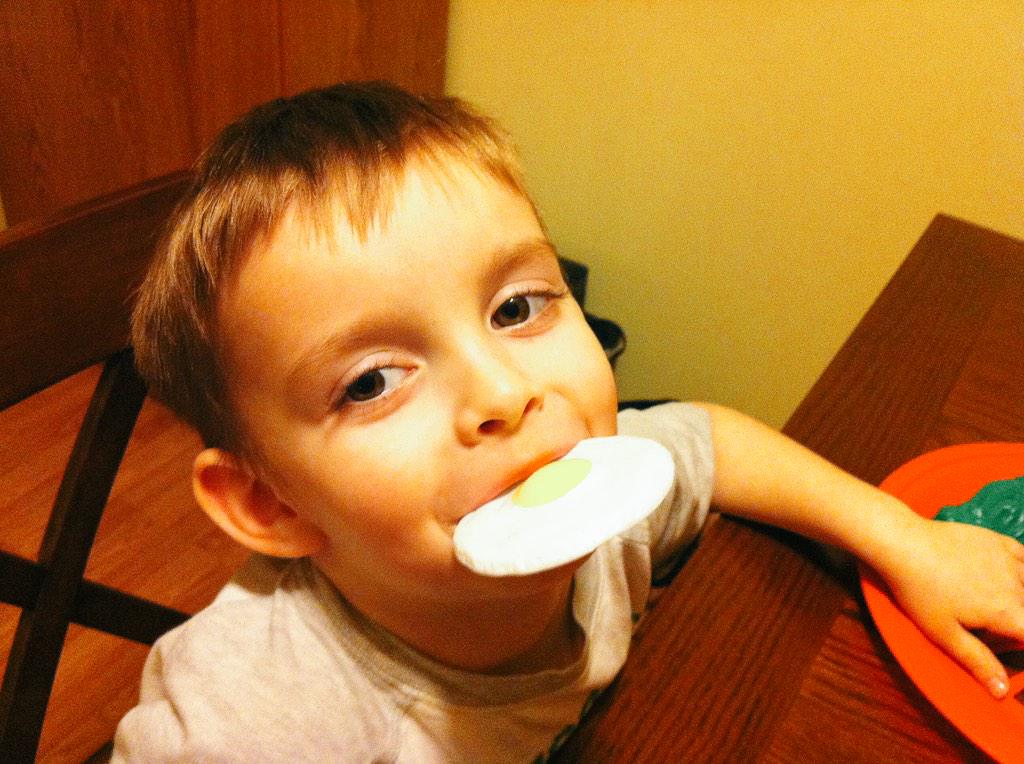 brit_brit1711's tweet photo. Getting pictures like these just make my day 😻 #KamMan #SoYoureTryingNewFoodsEh http://t.co/gudNsNJWdP