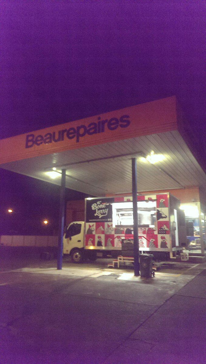 thebonelorry's tweet photo. We're still here! 5pm Beaurepaires Mitchelton, we have pulled beef and cover from the rain! http://t.co/wtxVD6V8vG
