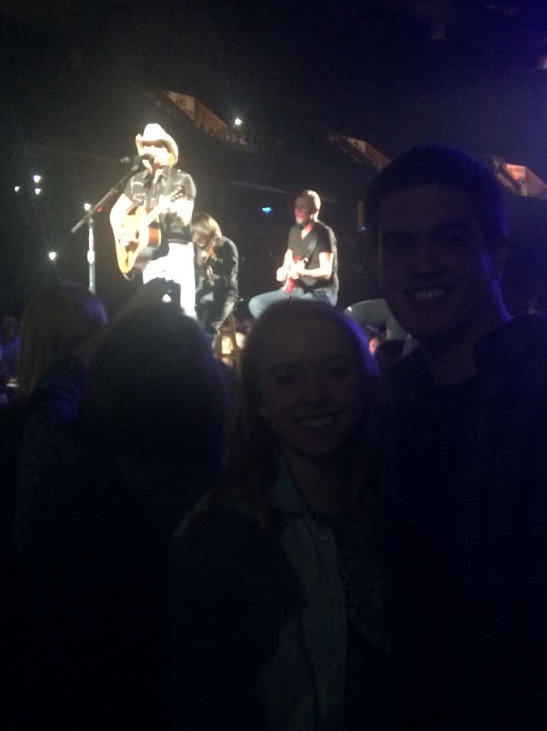 hallienicole14's tweet photo. I just bought gas for $1.68. That's almost as great as being this close to @BradPaisley http://t.co/zxrgcpHs16