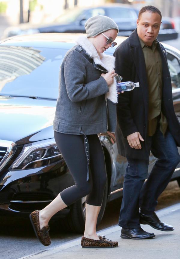 FireMuttBody_'s tweet photo. Jennifer no se saca la campera ni para cagar. http://t.co/0yKAtAutCu