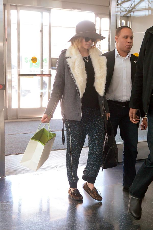 FireMuttBody_'s tweet photo. Jennifer no se saca la campera ni para cagar. http://t.co/0yKAtAutCu