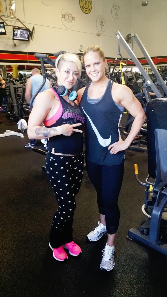 LisaPalmini's tweet photo. Look who I had next to me at the #latmachine… 
4X miss Olympia figure…. @NicoleMWilkins 
Totally awesome… thankssss🙈🙈 http://t.co/2UwNJcYo6d