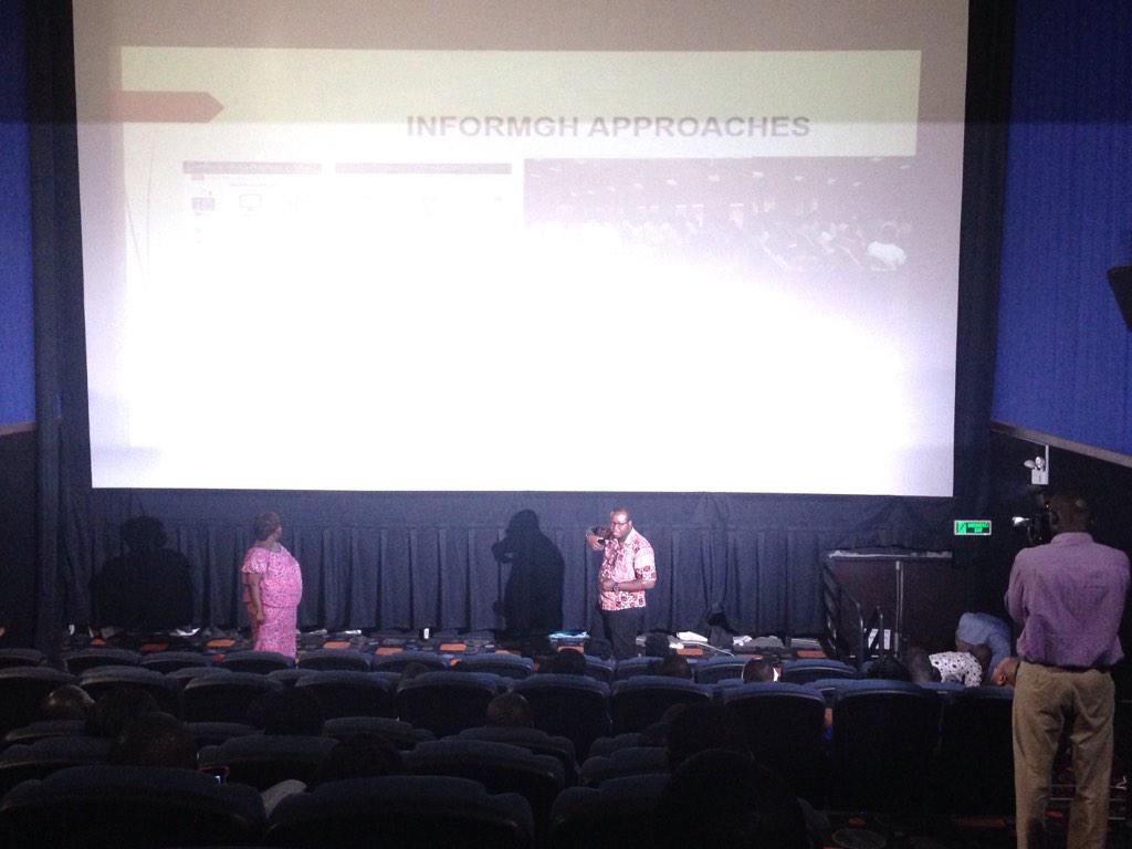 PalmWineDJ's tweet image. I arrive some #BlogCamp15 | @kinnareads praised #GhanaDecides videos hi-five @WizSharifah! #videocrew @BloggingGhana