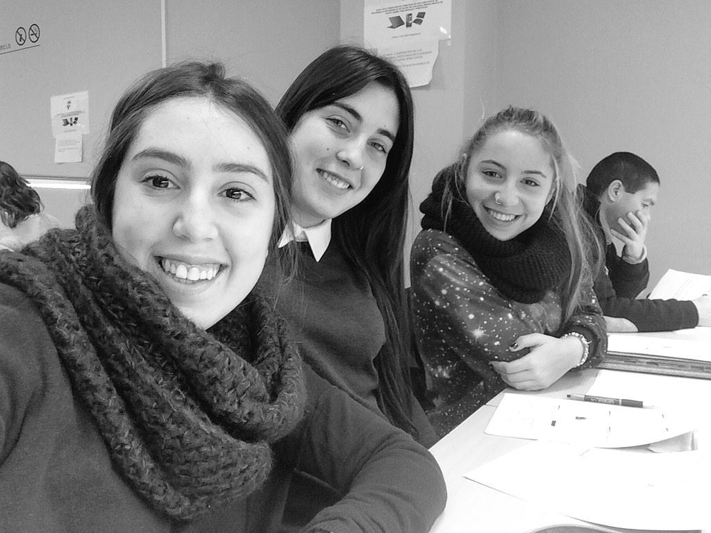 raquelichii22's tweet photo. Un poco de estudio 🔫📝✏️📚 http://t.co/6miwFFpmqc