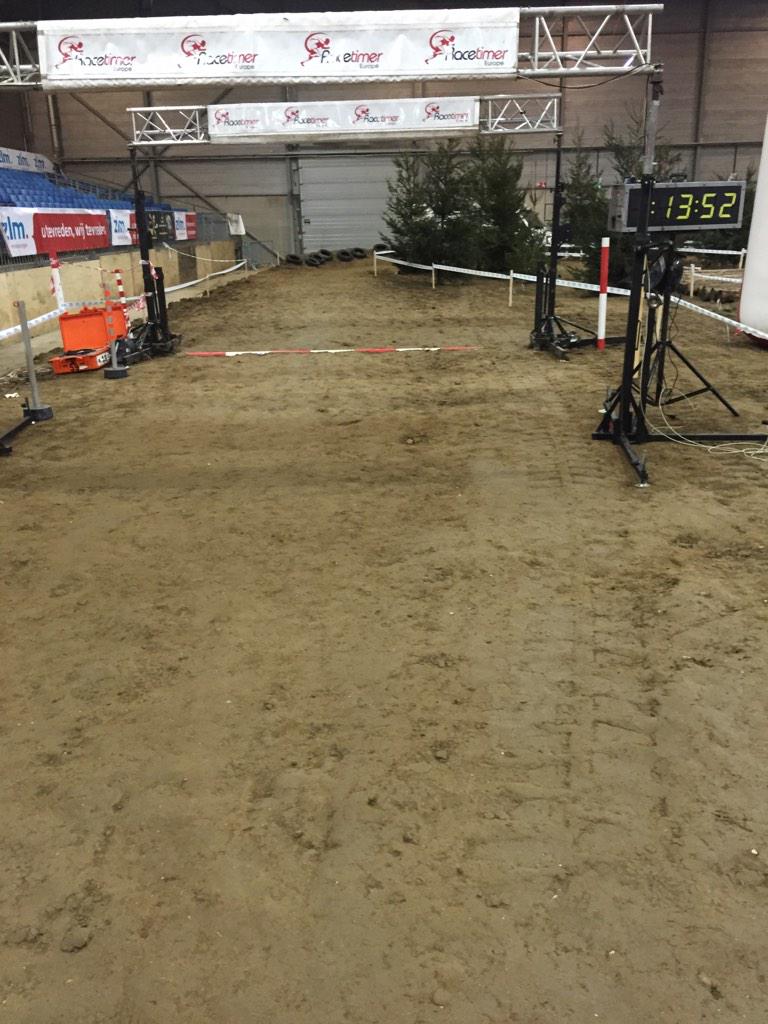 JoAnnesdeBat's tweet photo. De ondergrond is prima! Alsof je in't bos loopt, niks nat, zacht of blubber. Dus inschrijven maar @indoortrail #Goes http://t.co/DuopNnt8nW