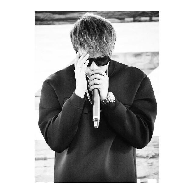 CYPER92x's tweet photo. OUCH!! HIT HEAD!! LOL!! 🙈 #GAG #GLJ #HITHEAD #STREETFASHION #BLVCK #WHITE #WANG (IG : kangsomks) http://t.co/sIe9FX5LyE