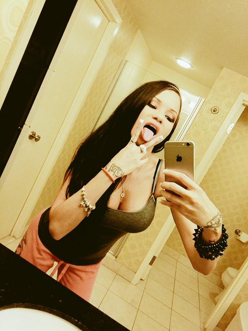 #DUECES before my @naughtyamerica shoot yesterday! Missed u guys so much 🌟😘🍭⭐️💛💎 http://t.co/Y0ZnzOD<a href="/tag/dueces"class="tags">#DUECES</a><a class="tags" href="/tag/naughtyamerica">@naughtyamerica</a>