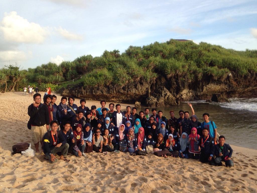 FisikaUGM13's tweet photo. Fisika itu indah, nih buktinya. Memori indah di awal Januari di akhir semester 3. Semakin solid ya, InsyaAllah. http://t.co/BMWl33bPE1