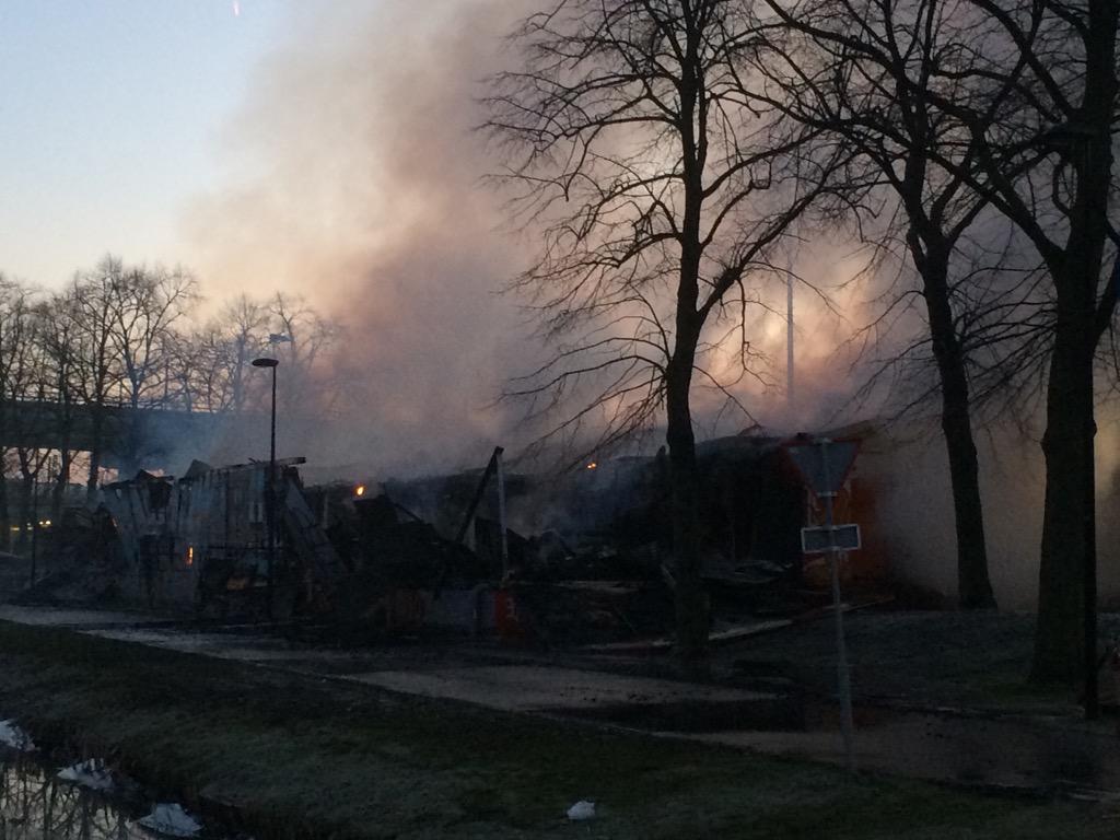 Dit is er, na de verwoestende brand, nog over van het supportershome van Ajax (foto via <a href="/DennisKornman/">KROMHAAN</a>):