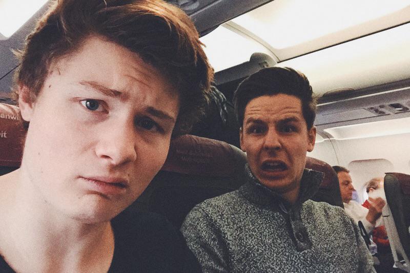 FelixLaden's tweet photo. Auf nach Alaska mit @rewinside, Paartherapie. ✈️👬 #AlsKlaTrip http://t.co/Uh99G8aXx9