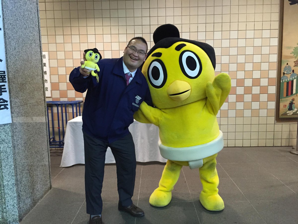 本日のギフトチケットプレゼンターは振分親方でした。ひよの山のぬいぐるみを持って写真を撮っていただきました！今日も決めポーズしっかり決まっています！ぬいぐるみは、ひよの山、売店で販売中です。ぜひこの機会にお買い求め下さい！#sumo
