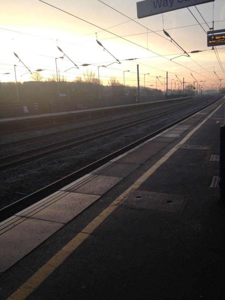 nataliedawn_x's tweet image. Waiting for my train back to my hometown and it's freezing #beautifulbutcold
