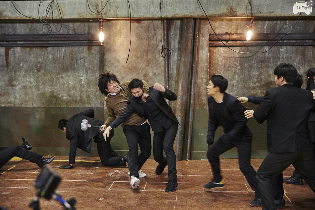 realmudo's tweet photo. 10년 묵은 야수 본능 뽐내는 다섯 멤버들의 액션 초행길!
<올드보이>,<신세계>의 명장면을 180도 바꿔 놓은 기상천외 액션!
Ready~ Action! ‘나는 액션 배우다’ 토요일 저녁 6시 25분! http://t.co/v07fg4FVyZ
