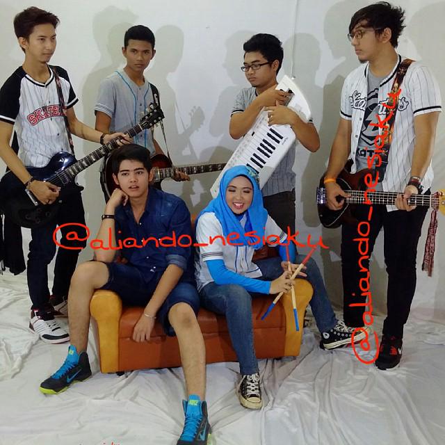 aliandoFC_26's tweet photo. Aliandonesia band @alysyarief @aliando26 @yhiyie23__ http://t.co/mVwaiNaGqC
