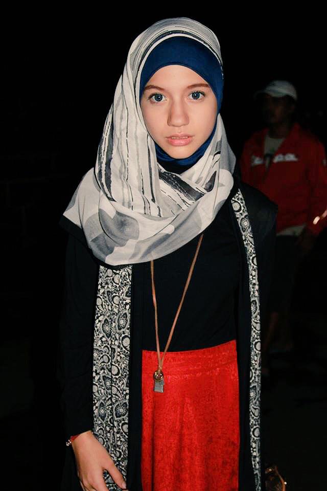 Hiii from lokshoot today:) #ElishaJilbabInLove