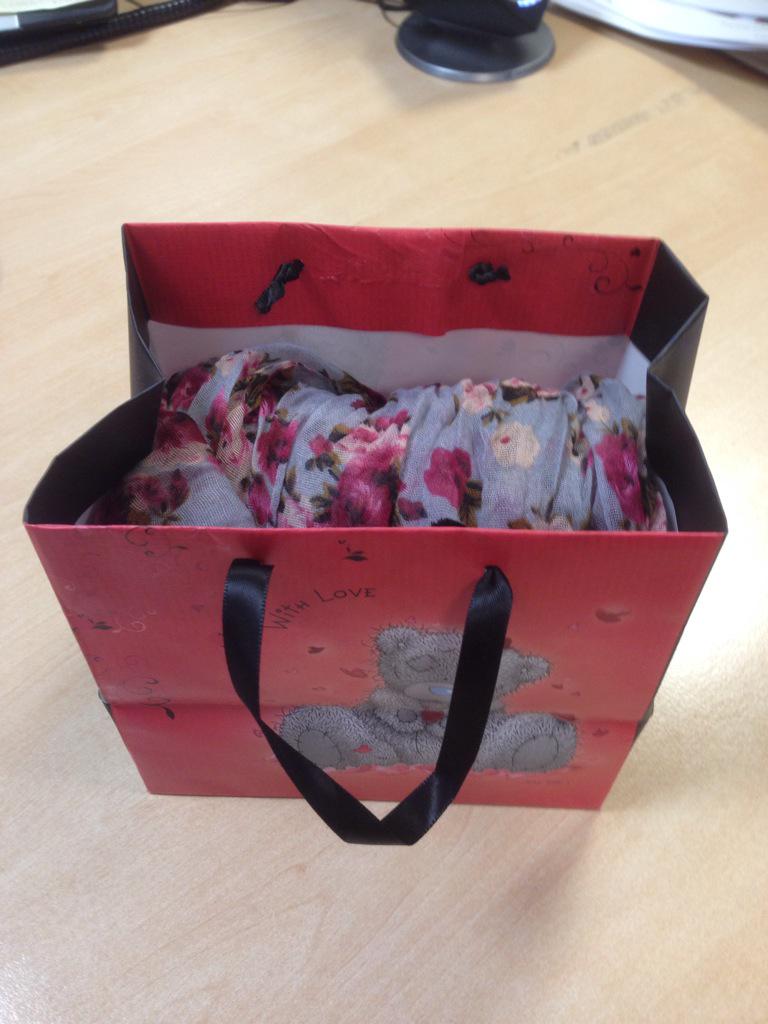 ChocoLottieCake's tweet photo. Thank you for the lovely present @carlasparkles! I love the scarf! It was a pleasure doing your cake x http://t.co/NQDthaJUXN