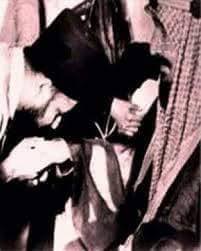 mayiosha's tweet photo. لكل اخواني شمتان في موت ملك السعودية ..دي صورة ال*** الكبير بتاعكم حسن البنا و هو بيبوس ايد الملك http://t.co/QOSdUtTMOm