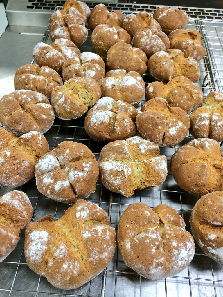 EmlynChef's tweet photo. Today's bread- fresh from the oven! @MercureBoxHill #dorking #food http://t.co/x0FhC81Box