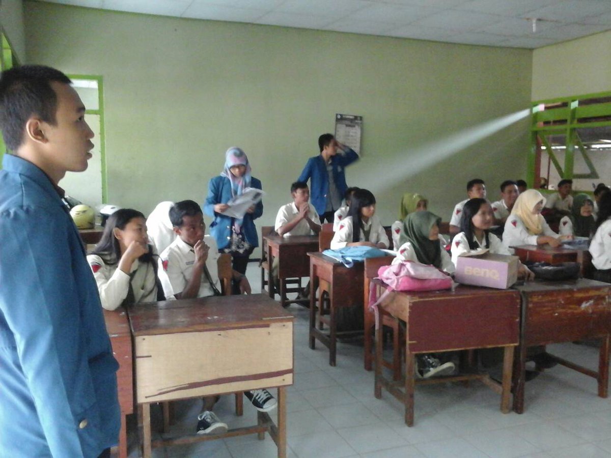 Formad_ITS's tweet photo. hallo @BEM_ITS  :) ini masih di seru semangatnya 2 hari di SMAN 1 Jiwan Kab.Madiun :) #inilhoits2015 http://t.co/sqXcwuMjAY