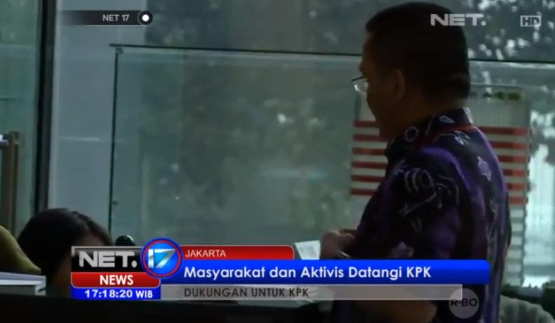 OfficialNETNews's tweet photo. Memberikan Dukungan, Masyarakat dan Aktivis Datangi KPK #NET17 http://t.co/WRXusRwDsf