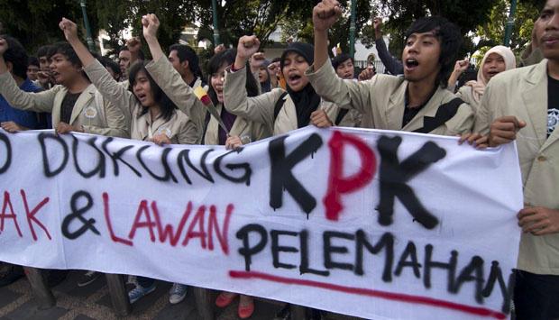 Tempo_Plus's tweet photo. #SaveKPK Aktivis Gelar Aksi Save KPK, Muncul Demo Tandingan http://t.co/YQZfNcTJka http://t.co/KuEVfEfAD1