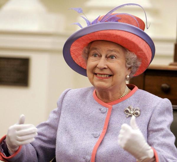 BBCNewsbeat's tweet photo. Saudi King's death makes Queen Elizabeth II the oldest monarch in the world. She'll be 89 in April.  #KingAbdullah http://t.co/Ko1jLeFIuy