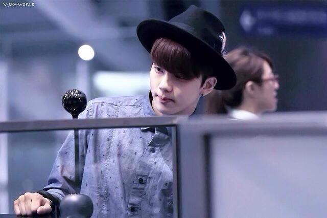 CozyNovember's tweet photo. ชอบแฟชั่นสนามบินยองแจมาก ชอบยองแจตอนใส่เสื้อลายขวางดูเป็นยองแจดี ใส่อะไรก็ดูน่ารักแม้แต่รองเท้าแตะ 😂 #FoerverWithYoo http://t.co/RktUYpK8uB