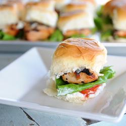 Zestuous's tweet photo. Say #No2Snow with these Aloha Chicken Sliders http://t.co/8GpYoZ30P7 @KingsHawaiian #dreamjobbing @Yummie_Nation http://t.co/LmbWyYyDk3