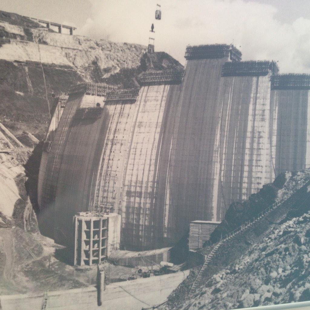 juanjoaloniz's tweet photo. Construcción de la Presa de El Atazar( 1966-1972) ,Madrid. @SPANCOLD @infoaqualogy #presas #dam  @CivilGeeks #madrid http://t.co/1bMwNYJUfJ