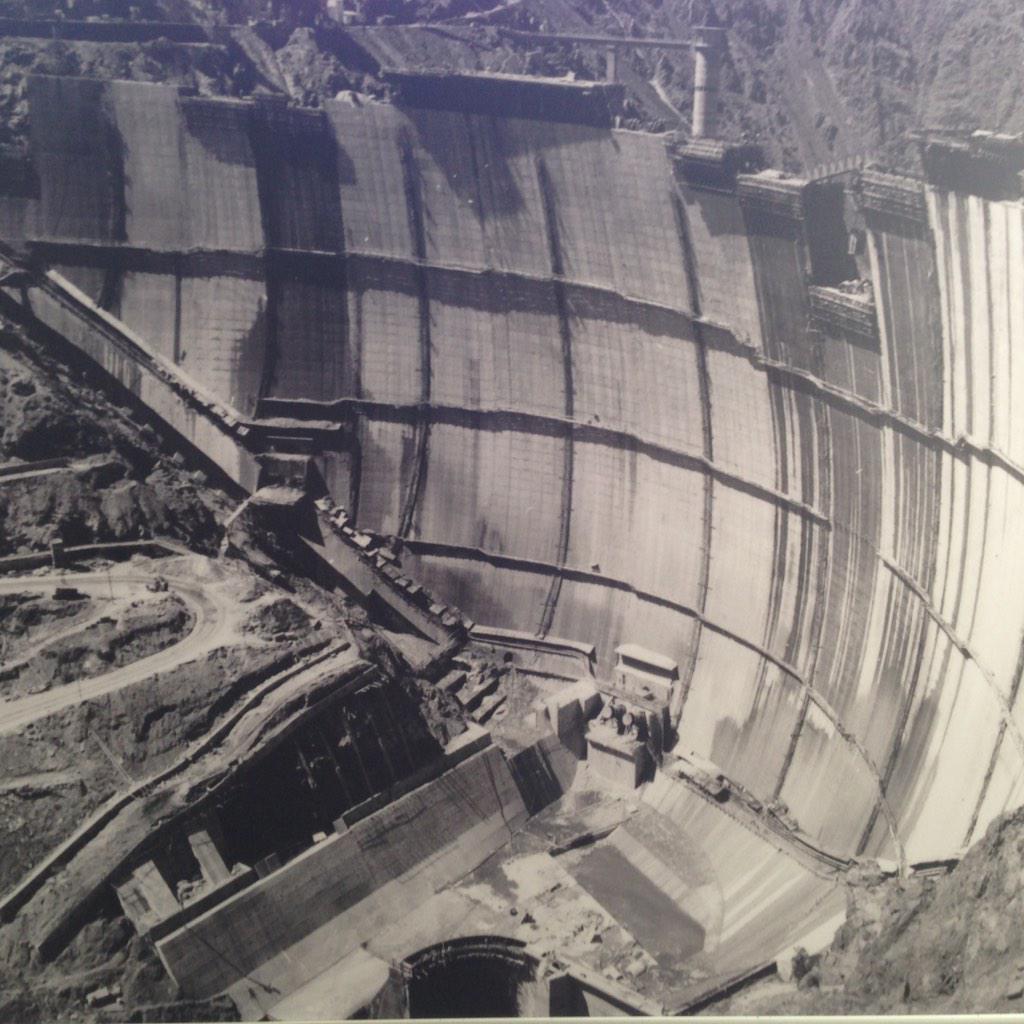 juanjoaloniz's tweet photo. Construcción de la Presa de El Atazar( 1966-1972) ,Madrid. @SPANCOLD @infoaqualogy #presas #dam  @CivilGeeks #madrid http://t.co/1bMwNYJUfJ