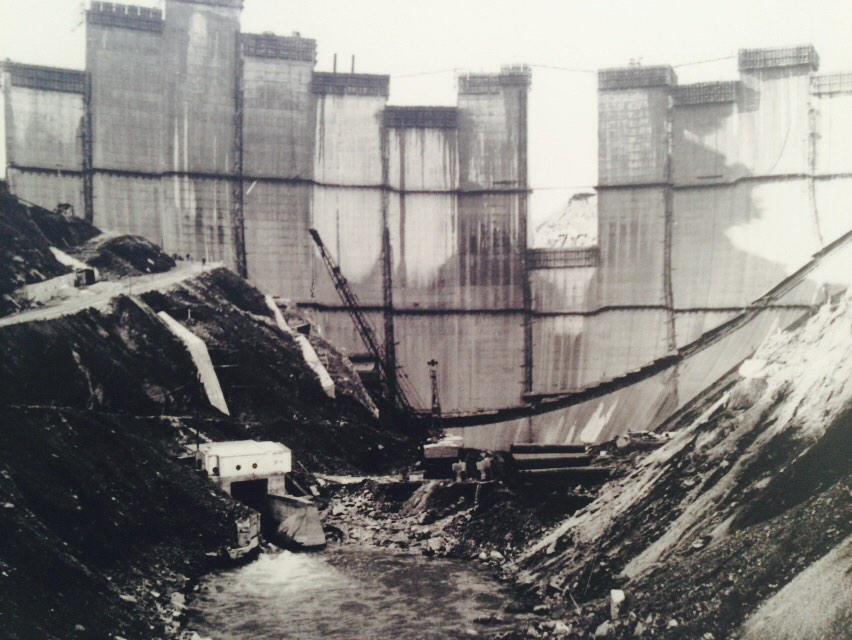 juanjoaloniz's tweet photo. Construcción de la Presa de El Atazar( 1966-1972) ,Madrid. @SPANCOLD @infoaqualogy #presas #dam  @CivilGeeks #madrid http://t.co/1bMwNYJUfJ