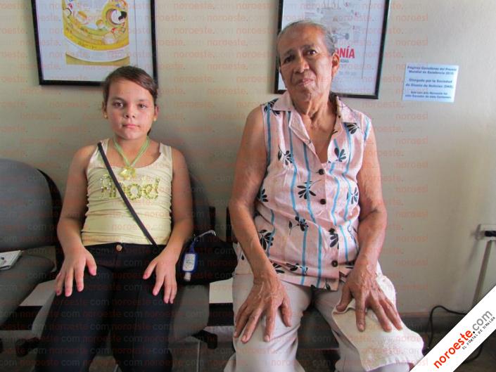noroestemx's tweet photo. #APOYALAS  Cruz Zazueta y su bisnieta requieren ayuda urgente para comer, viven de caridad http://t.co/YShKdFuX3B http://t.co/QmfILe2b7G