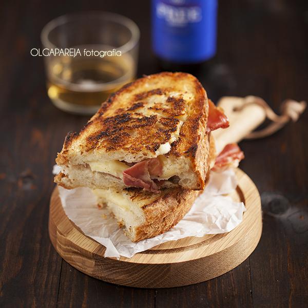 Para esta noche te proponemos algo sencillo pero muy rico: Sandwich de brie y jamón #Farcedo. Gracias <a href="/olga_ninaskit/">Olga Pareja</a>