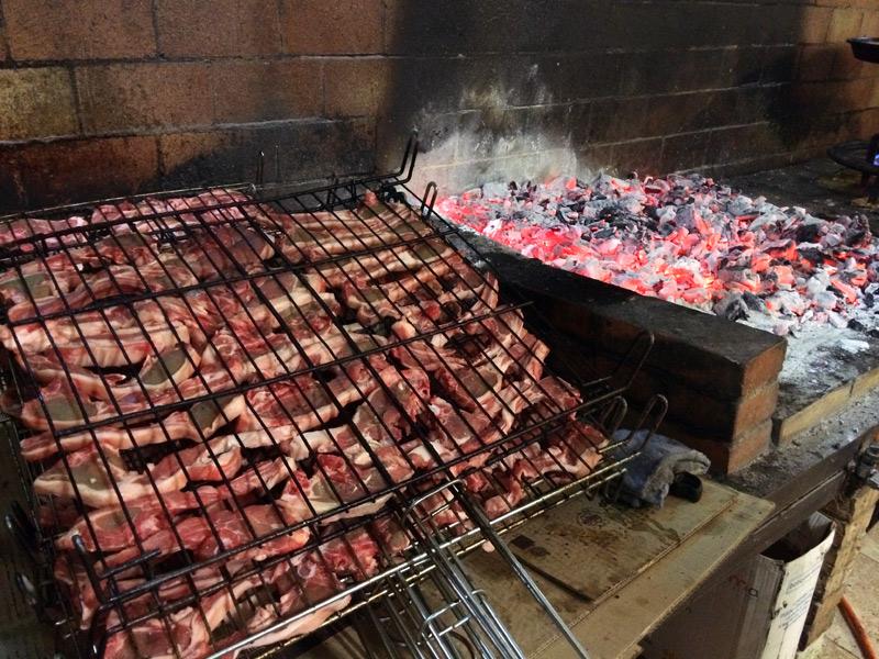 RteValencia's tweet photo. Ya tenemos las #brasas preparadas para el cordero de hoy.  #restarante #menus #Valencia http://t.co/MiE3dSOVQM