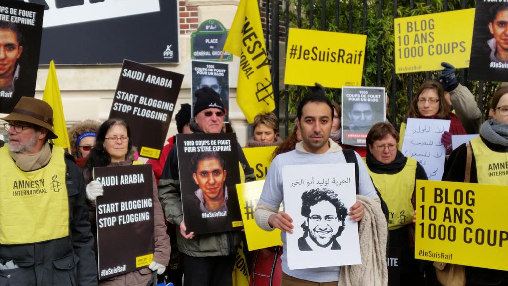 MohamedSultanBH's tweet photo. Protes infront of #saudi embassy in #Paris demanding to stop the flogging of @raif_badawi . @NiWalch @amnestyfrance http://t.co/SU23mSW1pa