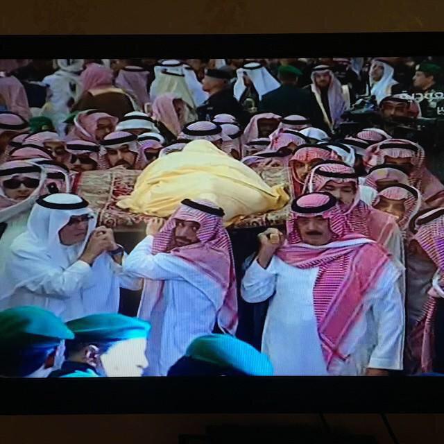 HashKSA's tweet photo. تشييع جنازة فقيد الأمة الملك عبدالله بن عبدالعزيز إلى مقبرة العود بالرياض. #وفاة_خادم_الحرمين_الشريفين http://t.co/tpttpCsjYE