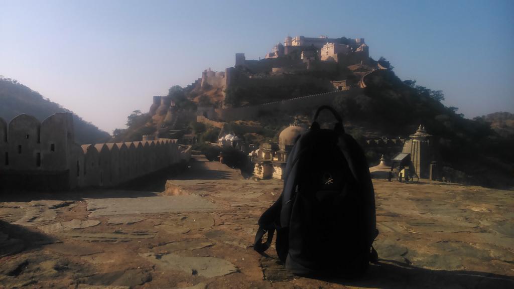 TheIndianNomad's tweet photo. @greedybackpack #BackPackSelfie at Kumbhalgarh,  rajasthan http://t.co/SwGIZ0Q4WH