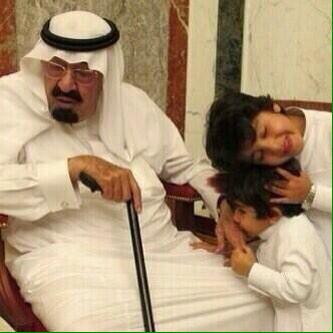 Raay7FeHa's tweet photo. مرحوم يالي باقي بداخل شعبه حي 
اقفى عسى جنات ربي مكانه  

ابكيه ودمعي بالخفى ماهو شوي 
لكن دموعي ماترجع لي زمانه http://t.co/rIBgl8EIpP