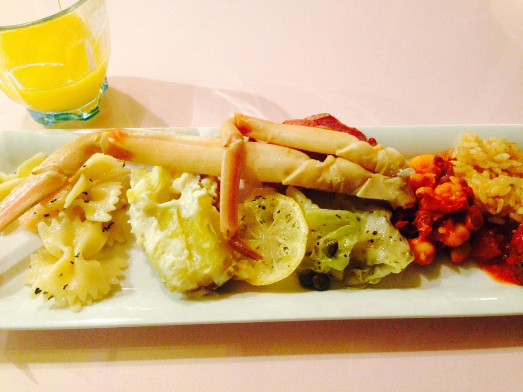 吉岡優一郎 イプシロン キャナリィロウ倉敷店にて 倉敷 まで戻って夕食 従姉に連れて来ていただきました ビザかパスタを注文すれば ドリンクバー バイキング料理 ケーキバイキングはおろか カニまで食べ放題が楽しめるのです Http T Co