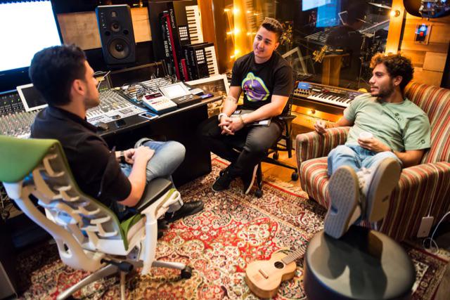 oBulgarelli's tweet photo. 2015ยฉ @bruninhoedavi @eduerenan ๐ฌ๐ธ๐ #VIPFeelings @DuduBorgesVip @BruninhoCerri http://t.co/0Hz4VJfGv7