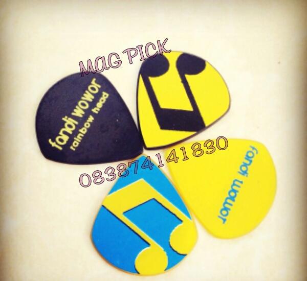 pick_guitars's tweet photo. 1,5mm @WoworFandi 
#magpick #pickcustom #guitarpick #pick #jazz #music #guitarist #musician #blues #merch #clothing http://t.co/Sc0mylAQ5J